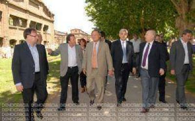 Bossio encabez� una jornada que incluy� a importantes empresarios automotrices