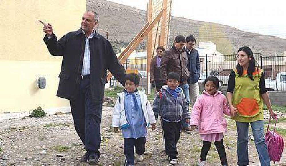 Buzzi dijo que el Estado llega con �respuestas concretas� al interior