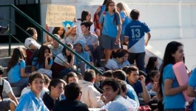 Protesta de alumnos de la Fray por "faltazos" de los profesores