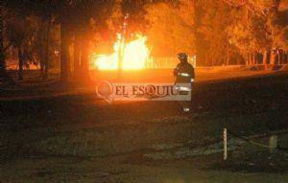 Peligroso incendio muy cerca de la planta de gas