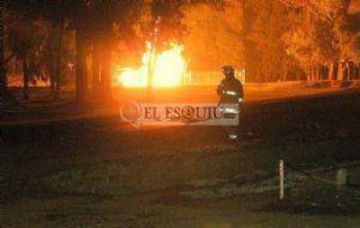 Peligroso incendio muy cerca de la planta de gas