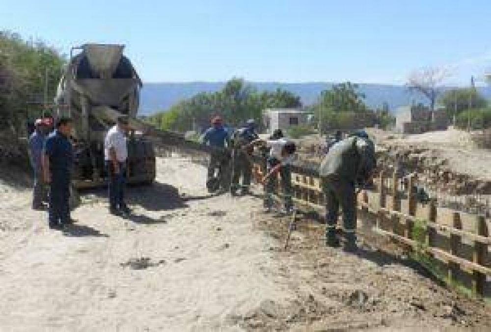 Realizan obras de desag�es pluviales en Villa Eumelia