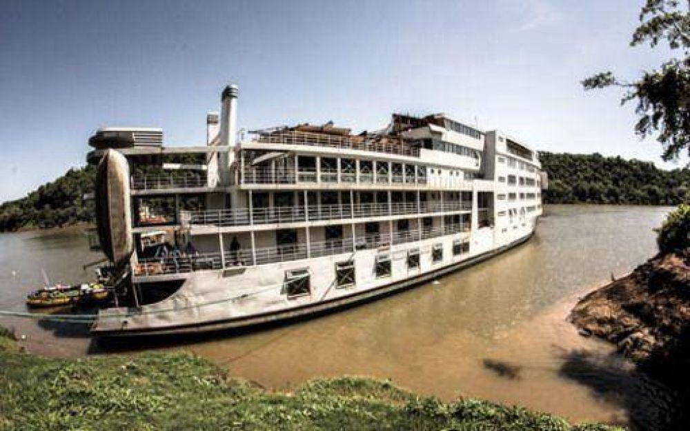 Lleg� el barco que se convertir� en casino flotante en Puerto Iguaz�