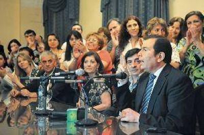 Zamora anunci� que defender� su candidatura y llam� a votar el domingo