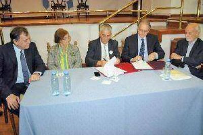 La provincia firm� convenio con la OPS para el fortalecimiento de la salud p�blica
