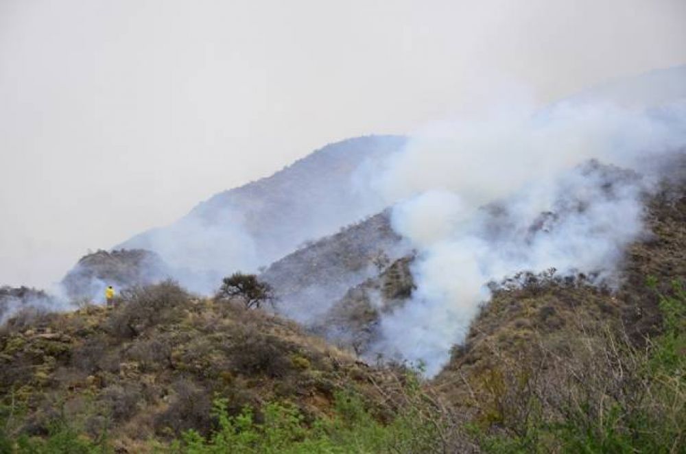 Los bomberos batallan contra el fuego en Nogol� y El Trapiche