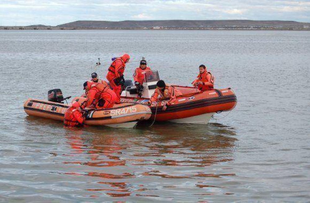 Contin�an con la b�squeda de un joven que se arroj� al mar tras una pelea familiar