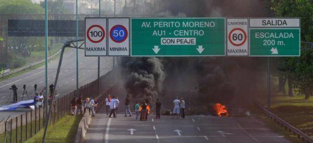 La mano derecha de De Vido, detr�s del corte en la Dellepiane