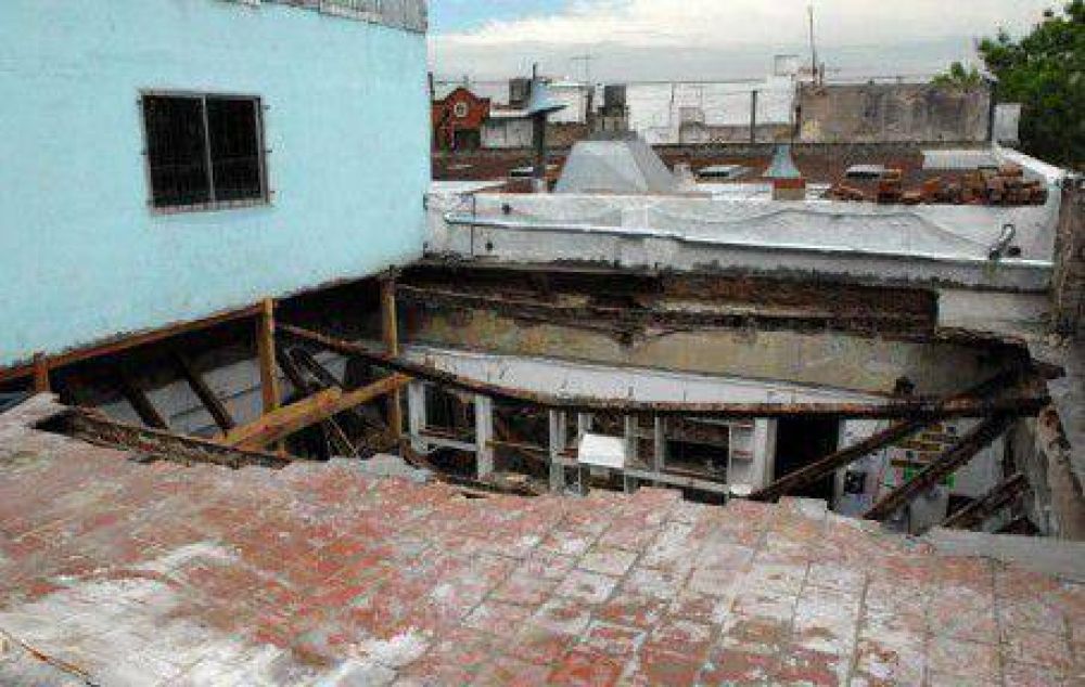 Reclaman reconstrucci�n del Club Albari�o, afectado por temporal