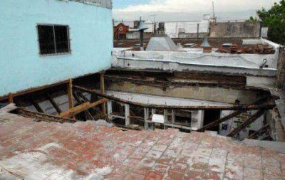 Reclaman reconstrucci�n del Club Albari�o, afectado por temporal