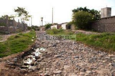 Vecinos reclaman por luz y agua potable