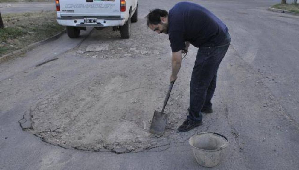 Cansado de los baches, sali� a taparlos por su cuenta