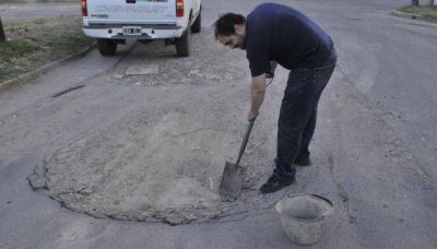 Cansado de los baches, sali� a taparlos por su cuenta
