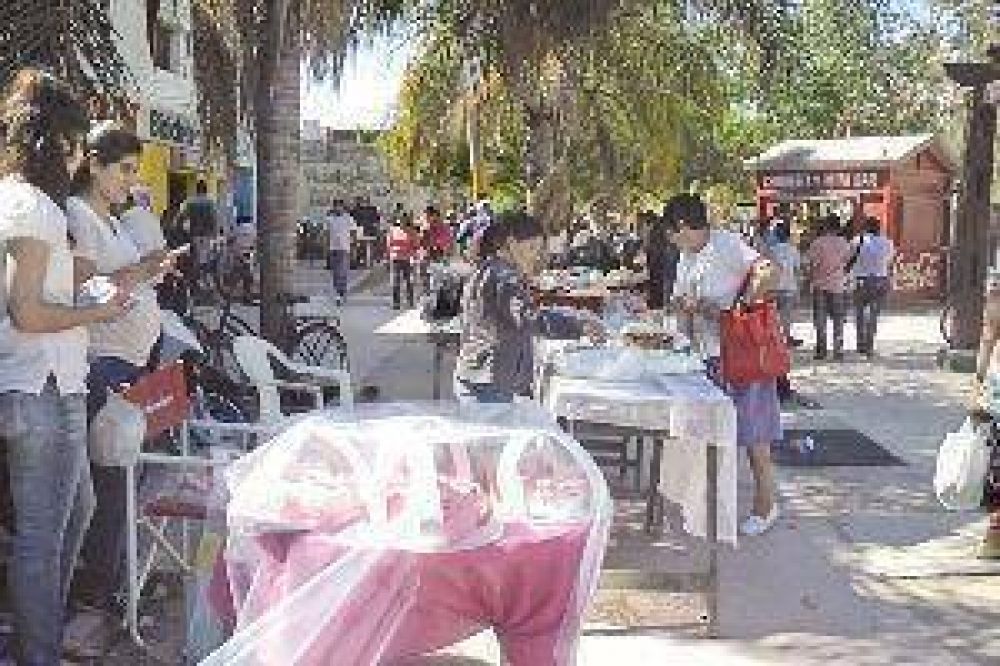 Los comerciantes se quejan por el creciente desorden en las calles y peatonales del centro