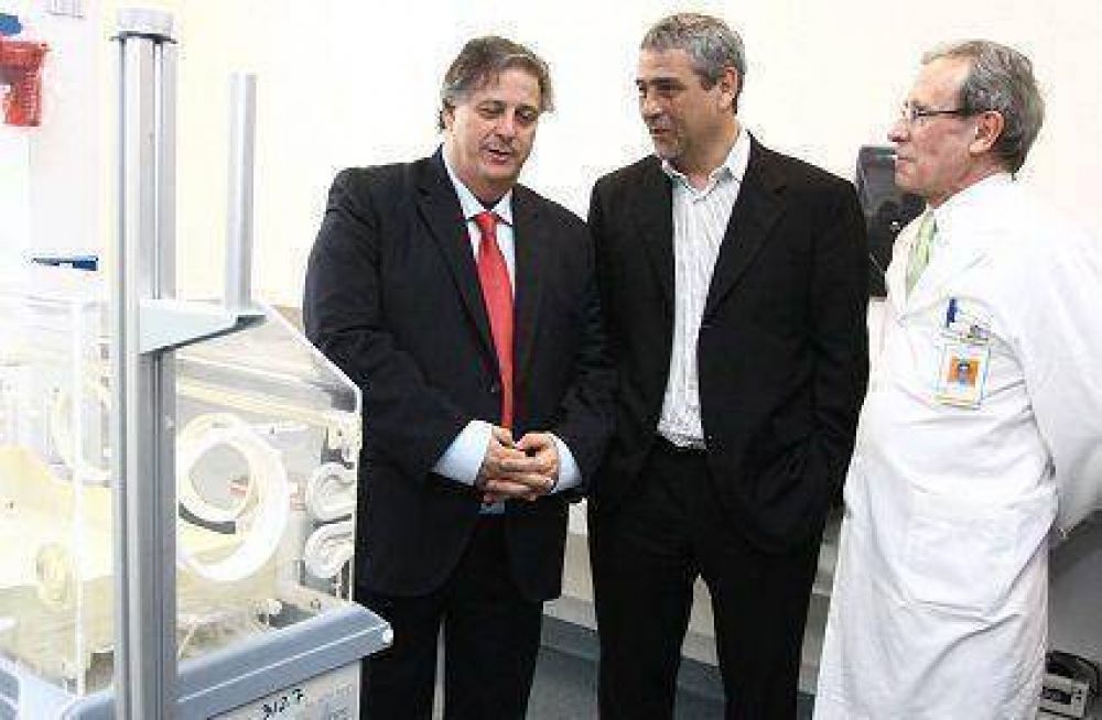 Collia y Ferraresi recorrieron las obras de la maternidad Ana Goit�a
