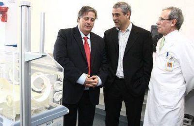 Collia y Ferraresi recorrieron las obras de la maternidad Ana Goit�a