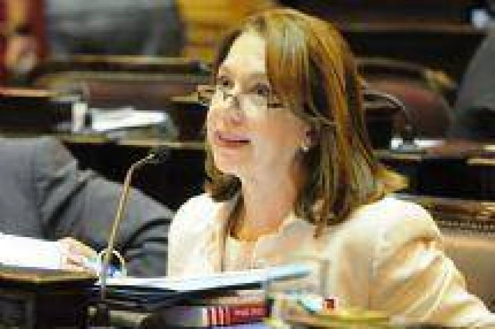 Sonia Escudero le pag� a su esposo casi dos millones de pesos como asesor del Senado
