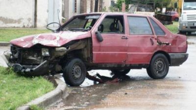 Dos floristas internados al estrellarse contra una camioneta