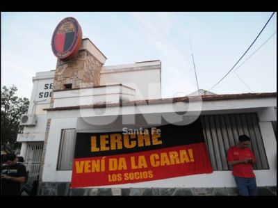 Socios de Col�n se manifestaron en la puerta del club