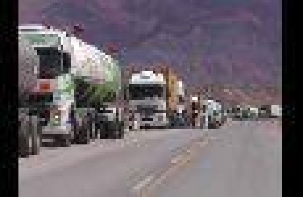 Se registraron filas de hasta ocho kil�metros para pasar a Chile