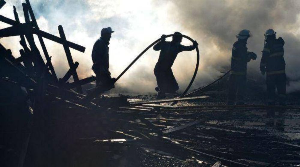 Se incendi� un conocido aserradero de Mendoza
