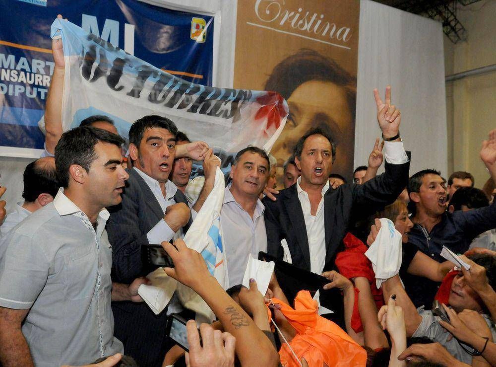 En las �ltimas horas de campa�a, Scioli pate� zonas massistas al ritmo de la marcha peronista