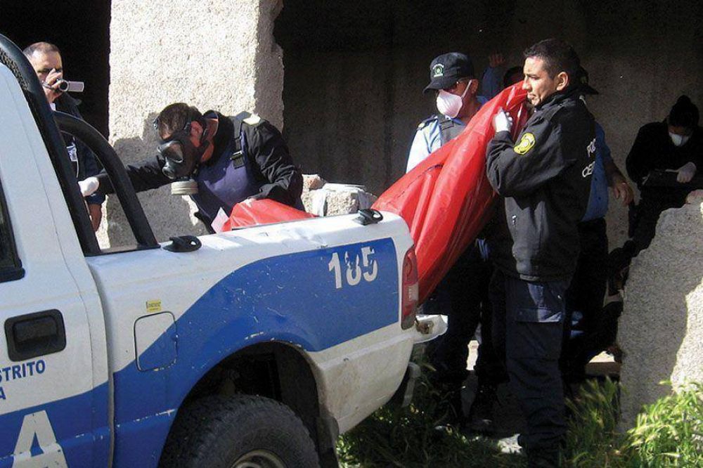 Encuentran a linyera muerto en ruinas de una casa y la polic�a no descarta un homicidio