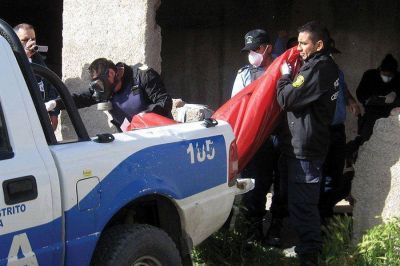 Encuentran a linyera muerto en ruinas de una casa y la polic�a no descarta un homicidio