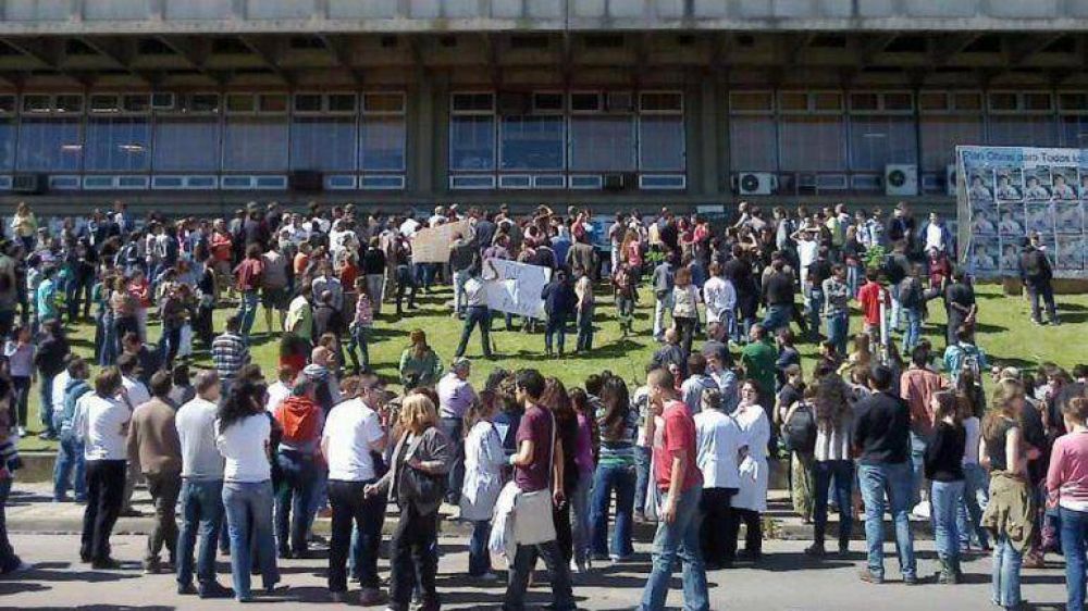 Tensi�n y discusiones en medio de una "contramarcha" de profesores de Exactas