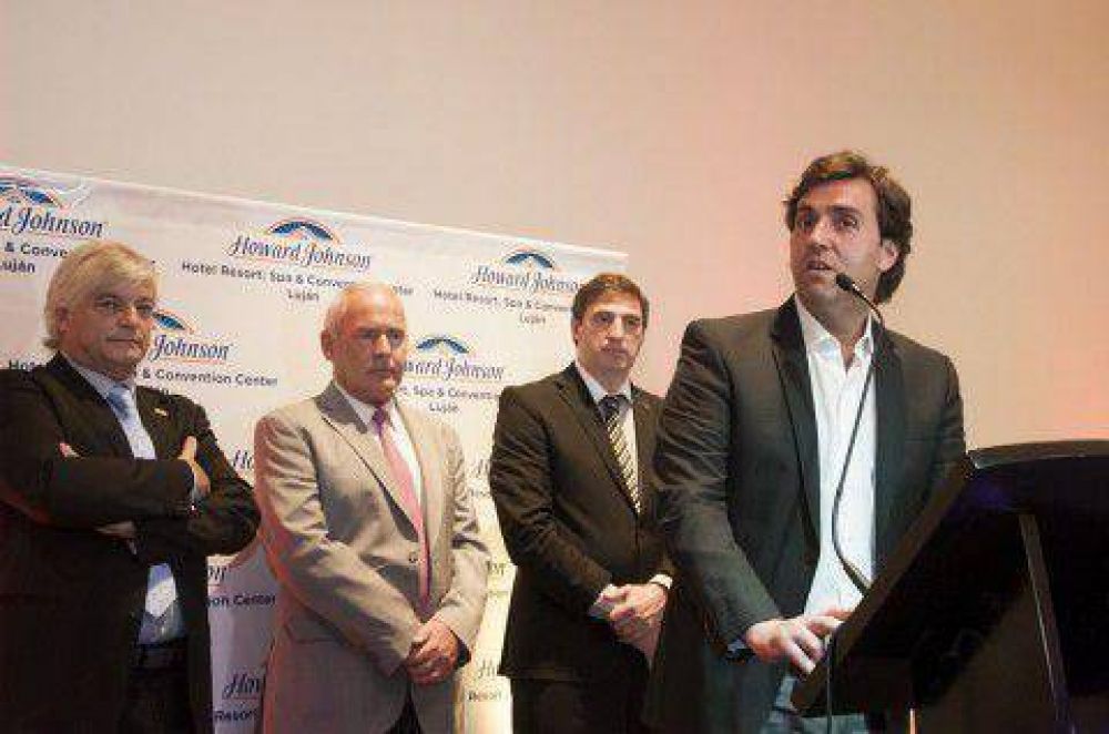 Con la presencia del Ministro de Turismo Enrique Meyer se inaugur� el Hotel Howard Johnson