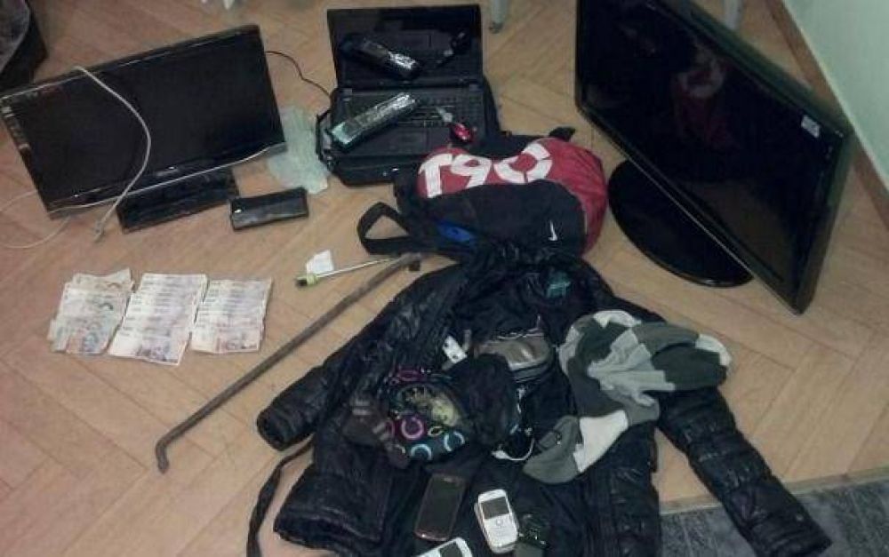 Reducen a una familia, roban y huyen: cinco detenidos