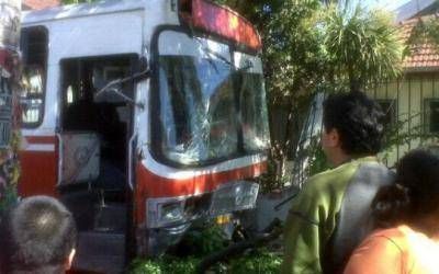 La Matanza: Un micro escolar choc� contra un jard�n de infantes