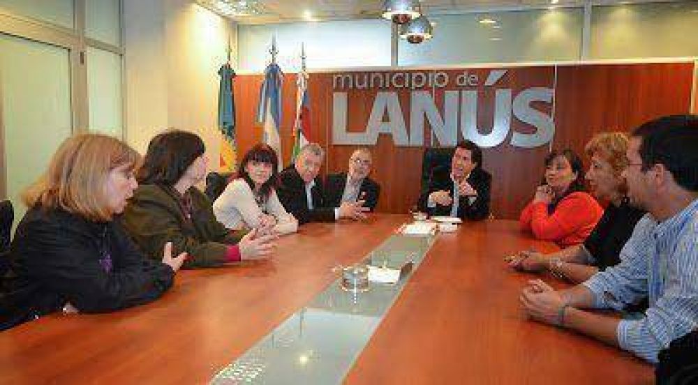 D�az P�rez hizo entrega de donaciones a estudiantes que viajar�n al encuentro �J�venes y memoria�