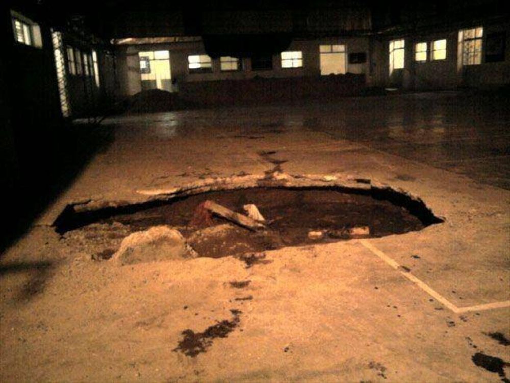 Un cami�n destroz� un pozo s�ptico en un colegio de Rivadavia y hay quejas por el fuerte olor