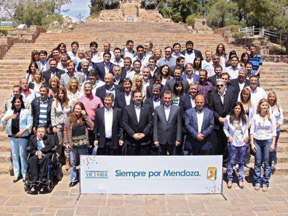 El PJ se mostr� unido en el cierre de campa�a en el Cerro de la Gloria