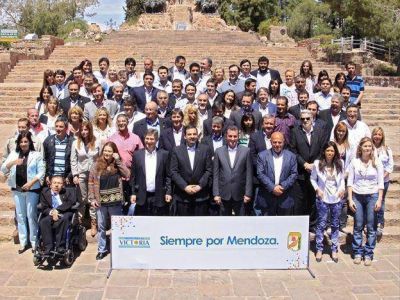 El PJ se mostr� unido en el cierre de campa�a en el Cerro de la Gloria