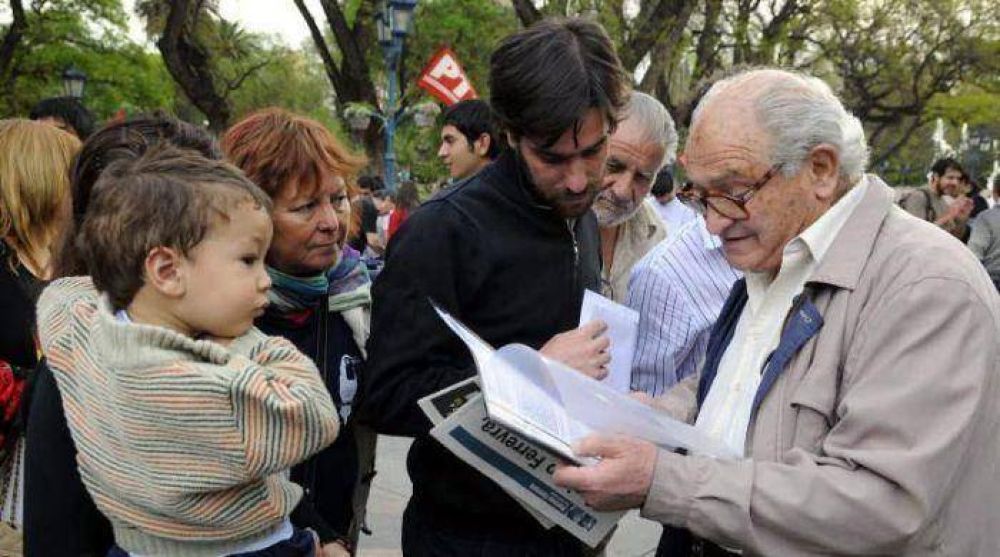 La izquierda fue a la plaza para repartir boletas