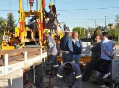 Recorrida del Intendente por el pozo exploratorio y las v�as