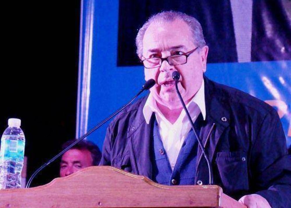 El gobernador dice que construir�n mil ba�os para las casas carenciadas