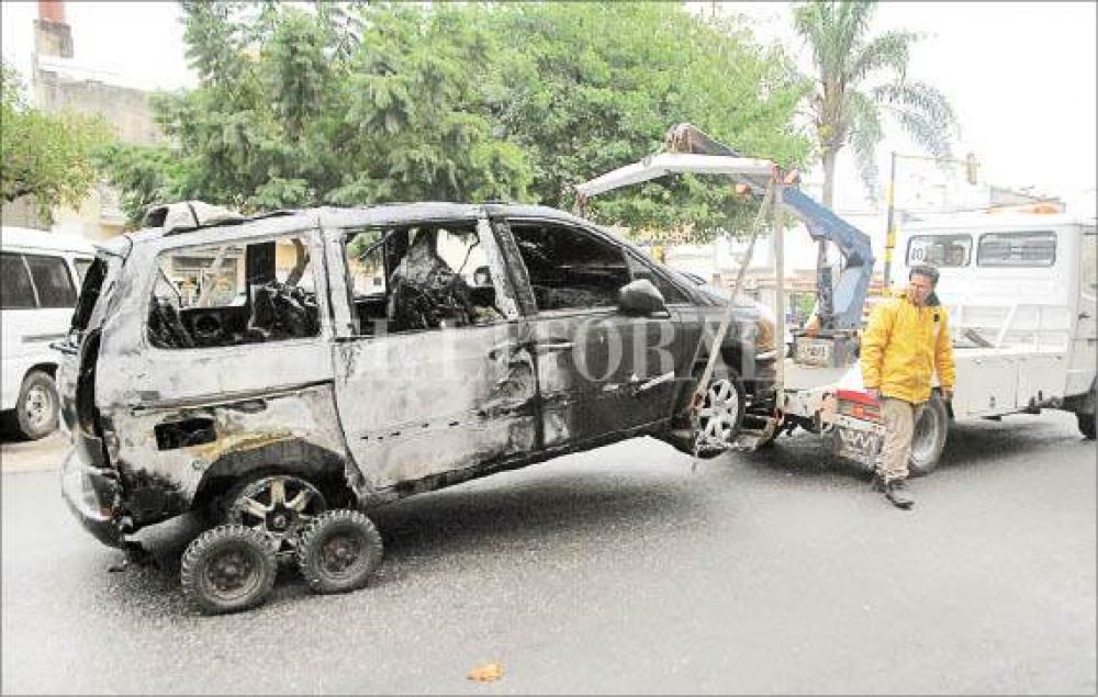 Indagaron a los hermanos Y�dice por el incendio del auto de Corral