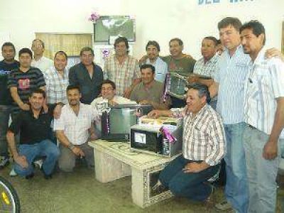 AOMA festeja el d�a del trabajador minero con sorteos y becas