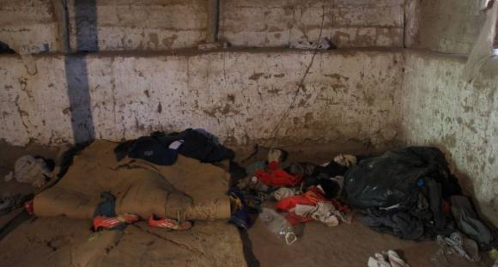 Dorm�an en el piso y entre los perros