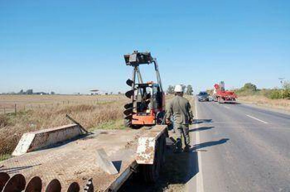 Avanzan las obras para iluminar un sector de la ruta N� 32 en Pergamino