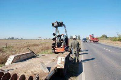 Avanzan las obras para iluminar un sector de la ruta N� 32 en Pergamino