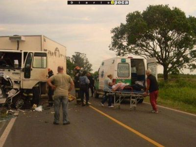 En camioneta se estrell� contra un cami�n y falleci�