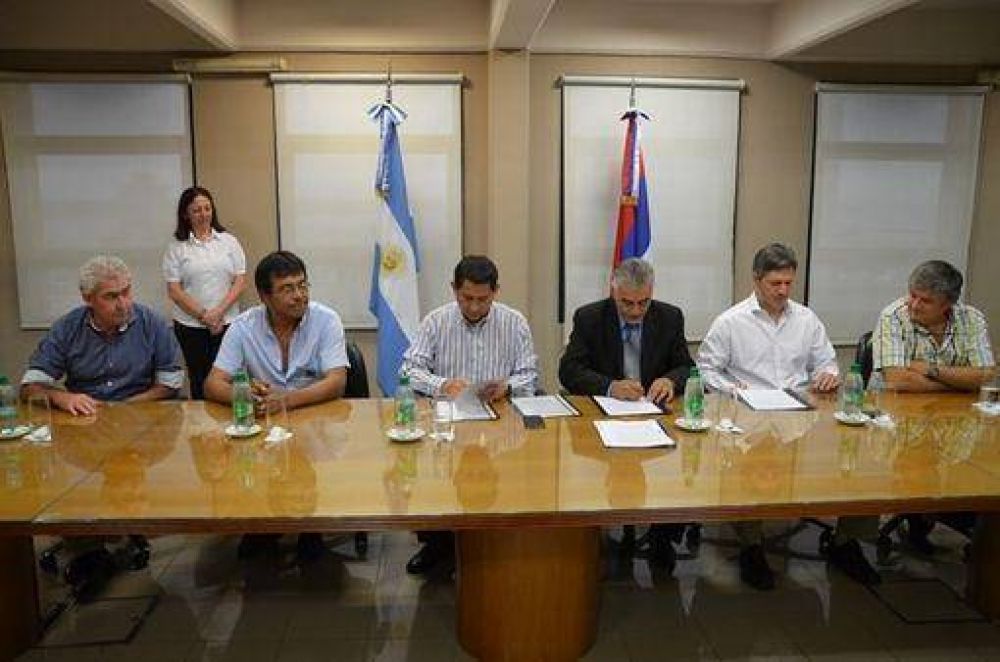 Franco firm� un acta de acuerdo para proveer de agua al Barrio F�tima II