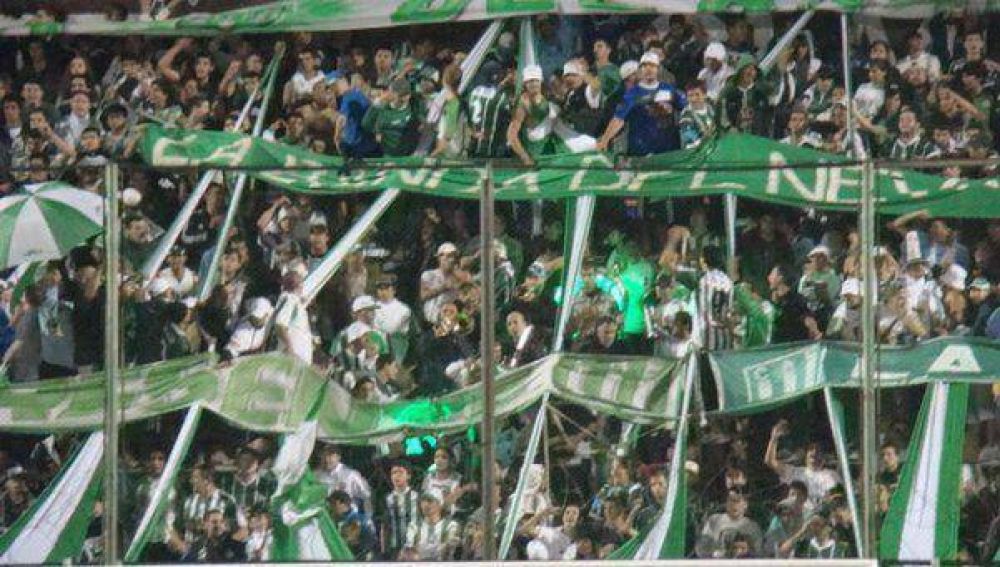 Barras de Excursionistas amenazaron con armas a los jugadores