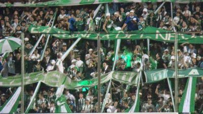 Barras de Excursionistas amenazaron con armas a los jugadores