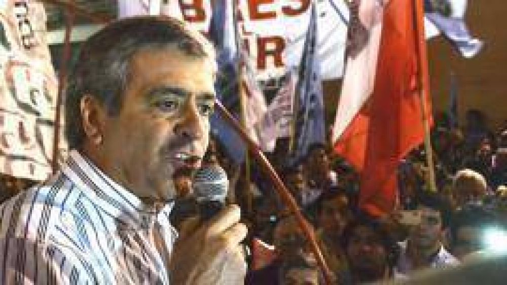 Cano cerr� la campa�a y una multitud cant� "Alperovich se va, se va, se va"