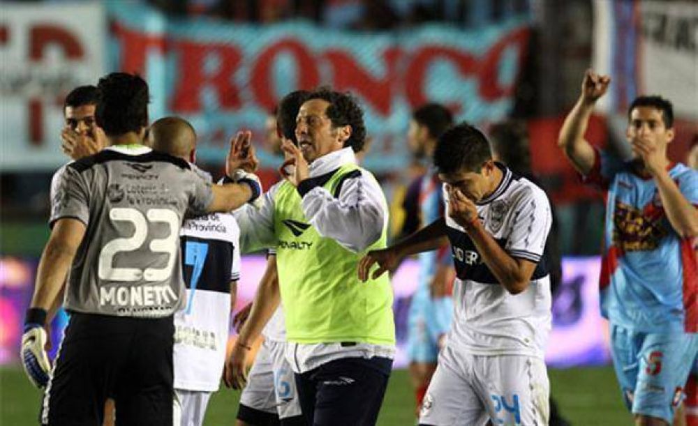 Otra batalla campal: en Arsenal-Gimnasia se agarraron todos contra todos